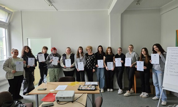Uczniowie z Budowlanki otrzymują certyfikaty udziału w Warsztatach Młodych Liderów